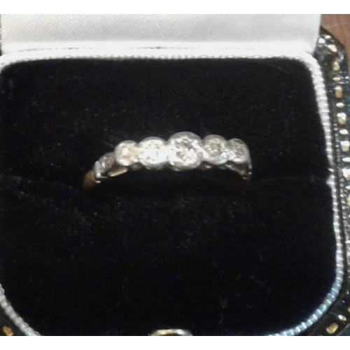 516 - 18ct Gold and Platinum 'Illusion Setting' Diamond Ring