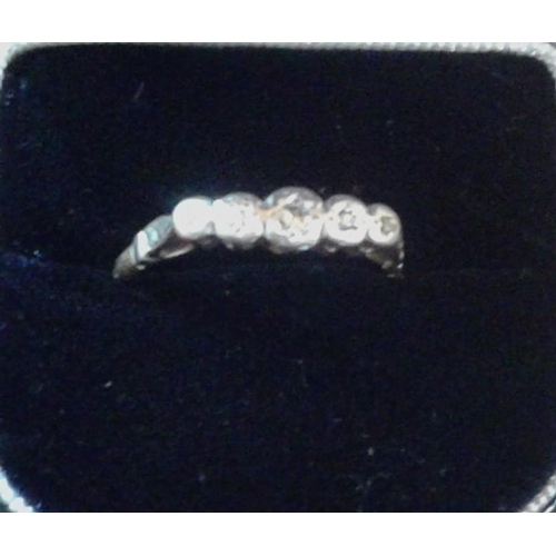 516 - 18ct Gold and Platinum 'Illusion Setting' Diamond Ring