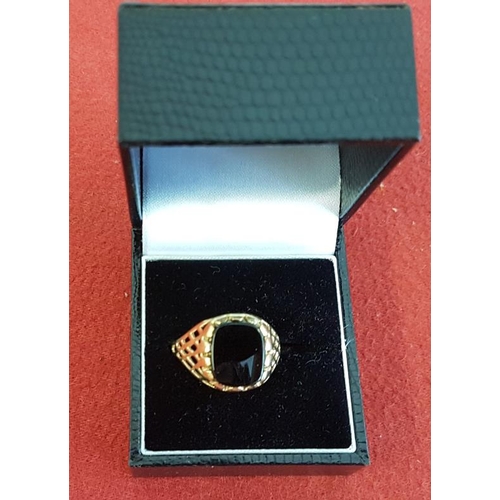 384 - Gent's 9ct Gold and Onyx Signet Ring