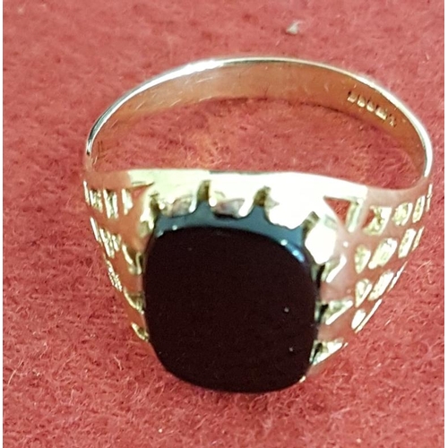199 - Gent's 9ct Gold and Onyx Signet Ring