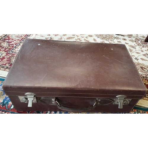 386 - Good Quality Leather Travelling Case, c24in wide