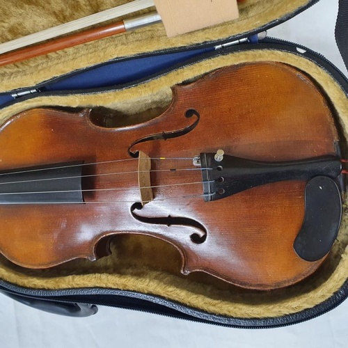 178 - 20th Century full size fiddle and bow. 2-piece back with bow and case