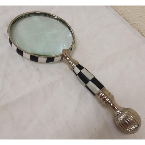 343 - A checkered pattern magnifying glass