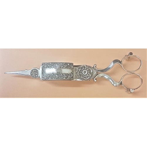 176 - 19th Century Silver Plated Candle Trimmer and Snuffer. Silver plating in good condition (clean). Siz... 