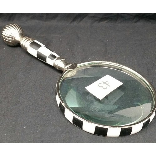 43 - A modern magnifying glass with black and white chequered design and chrome structure. 9.5 inches lon... 