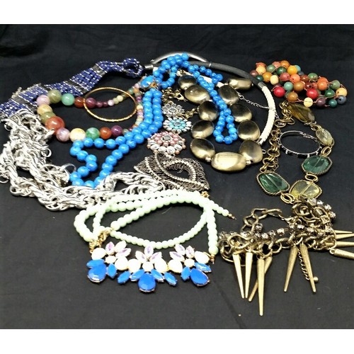 55 - A quantity of assorted modern jewellery in various conditions