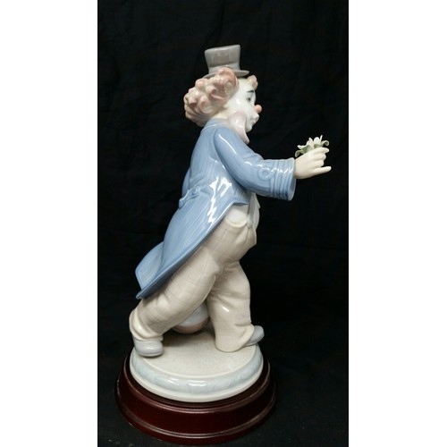 60 - Lladro figure 2002 on a wooden base 10.5 inches tall. No visible damage whatsoever.