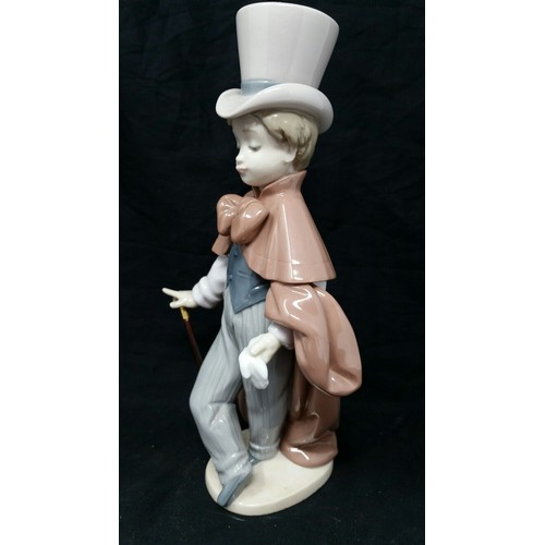 61 - Lladro figure 1993 8.75 inches high