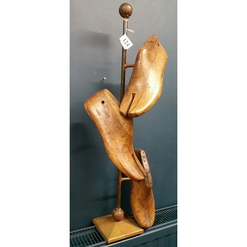 124 - A cobblers shoe display stand with three 19th Century wooden display models Size 27.5... 