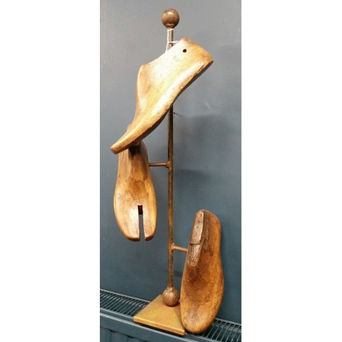 124 - A cobblers shoe display stand with three 19th Century wooden display models Size 27.5... 