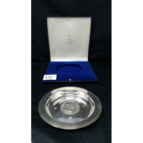 132 - Solid Silver commemoration plate for the Queens anniversary 1953-78. Total silver weight 129 grams. ... 