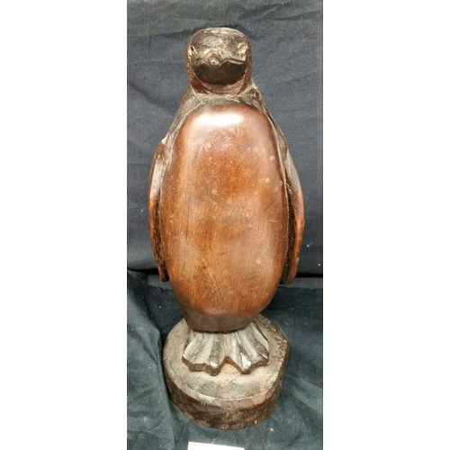 253 - A good early 20th Century carved mahogany penguin. Undamaged. Ageing nicely. Size 10.5 inches tall