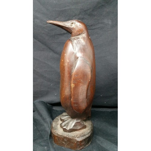 253 - A good early 20th Century carved mahogany penguin. Undamaged. Ageing nicely. Size 10.5 inches tall