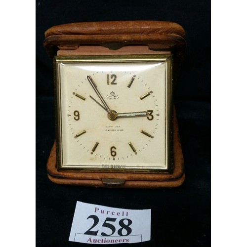 258 - A Vintage Smiths De Lux 8-day travel clock in a tan brown leather case. The clock is working since w... 