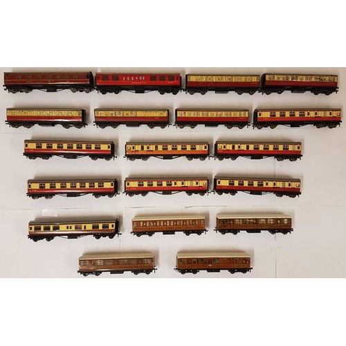 73 - Collection of 19 Hornby Carriages to include L.N.E.R.; Restaurant Car, Guard etc.