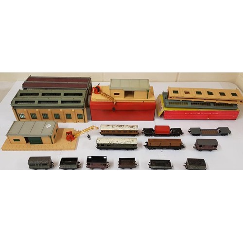 84 - Collection of Hornby Dublo Railway Items to include 2 Goods Depot moulding kits, 2 engine shed kits ... 