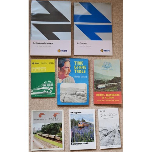 272 - EUROPEAN NATIONAL TIMETABLES France Regional Rail TTs, 1979, 1984; France Indicateur Chaix National ... 