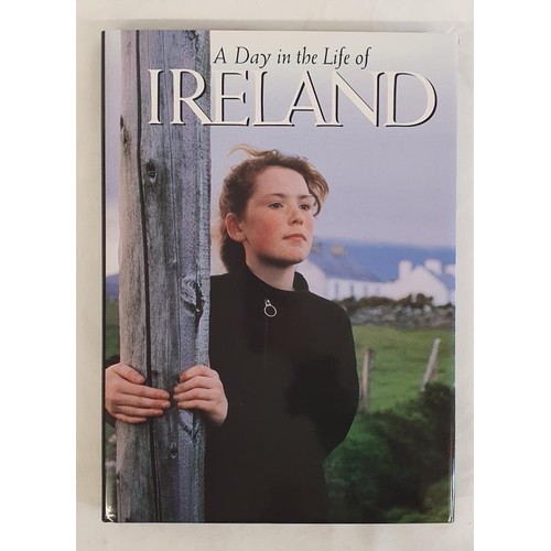 406 - A DAY IN THE LIFE OF IRELAND Erwitt, Jennifer & Lawlor, Tom (Project Directors) Published by Col... 