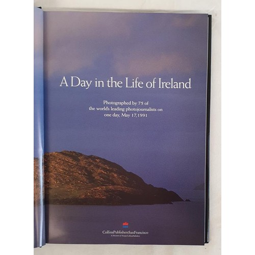 406 - A DAY IN THE LIFE OF IRELAND Erwitt, Jennifer & Lawlor, Tom (Project Directors) Published by Col... 