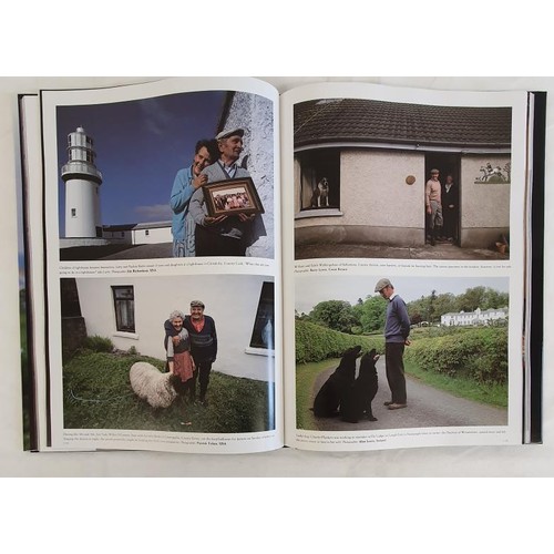 406 - A DAY IN THE LIFE OF IRELAND Erwitt, Jennifer & Lawlor, Tom (Project Directors) Published by Col... 