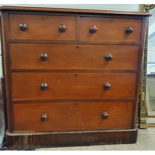 481 - Good Victorian Mahogany Chest Drawers, the moulded top over an arrangement of two over three graduat... 