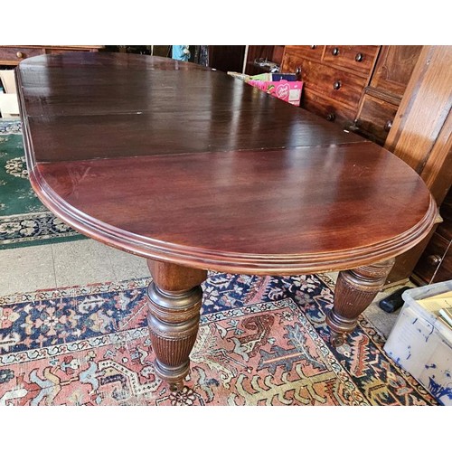 434 - Very Fine Quality Victorian Mahogany Extending D-End Dining Table with / spare leaves. The top with ... 