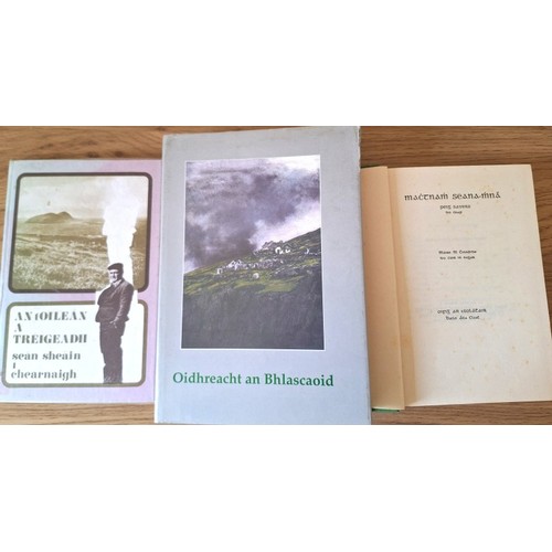 188 - Leabhair Gaeilge relating to the Blasket Islands: Six books/booklets including Machtnamh Seana-Mhn&a... 