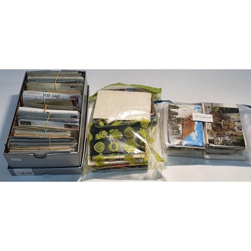 39 - Postcards: An extensive collection of World interest Postcards ( c900) Plus 24 Postcard booklets. Po... 