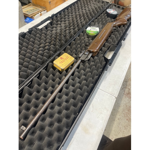 Air rifle including case and 3 pots of led pellets