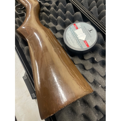 Air rifle including case and 3 pots of led pellets