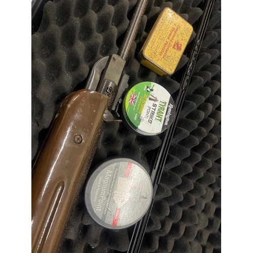 Air rifle including case and 3 pots of led pellets