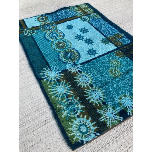 211 - Large blue ground rug, with a late 60's snowflake pattern

Collection only, within 10 days of the en... 