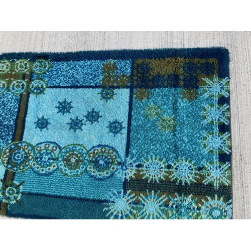 211 - Large blue ground rug, with a late 60's snowflake pattern

Collection only, within 10 days of the en... 