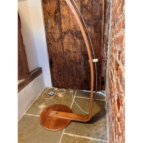 17 - Mid Century furniture, Danish design standard lamp with a natural finish curved wooden frame.

160 c... 