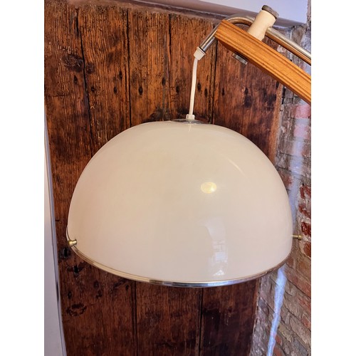 17 - Mid Century furniture, Danish design standard lamp with a natural finish curved wooden frame.

160 c... 