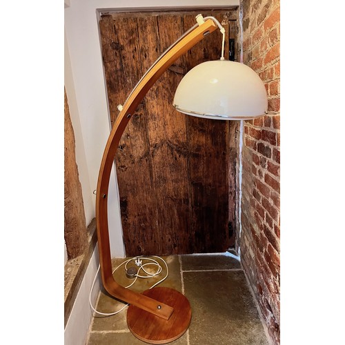 17 - Mid Century furniture, Danish design standard lamp with a natural finish curved wooden frame.

160 c... 