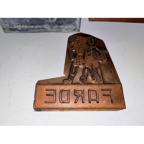 164 - Collection of metal printing plates, copper ones are each 13.5 cm wide x 13.5 cm high

This lot is a... 