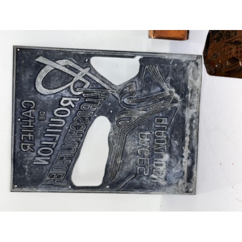 164 - Collection of metal printing plates, copper ones are each 13.5 cm wide x 13.5 cm high

This lot is a... 