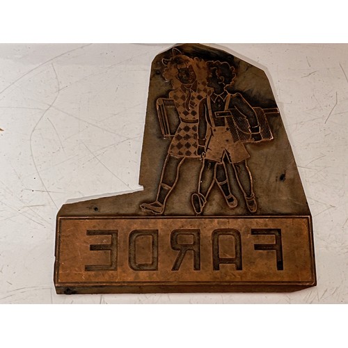 164 - Collection of metal printing plates, copper ones are each 13.5 cm wide x 13.5 cm high

This lot is a... 