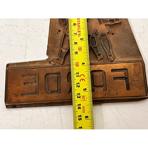 164 - Collection of metal printing plates, copper ones are each 13.5 cm wide x 13.5 cm high

This lot is a... 