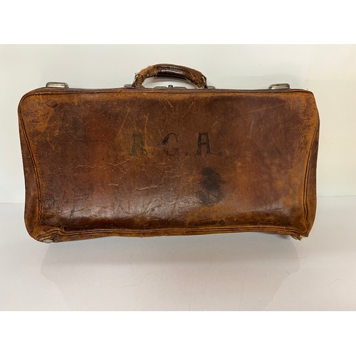 170 - Large leather Gladstone weekend bag, nicely lined interior, 24 inches long.

This lot is available f... 