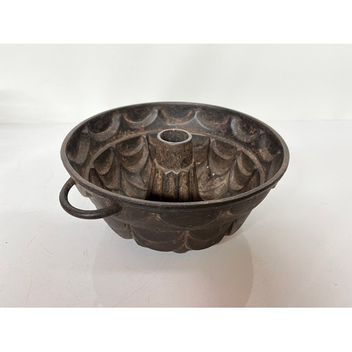 171 - Kitchenalia, cast iron food mould 13 cm high x 28 cm diameter.

This lot is available for in-house s... 