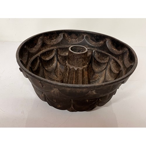 171 - Kitchenalia, cast iron food mould 13 cm high x 28 cm diameter.

This lot is available for in-house s... 