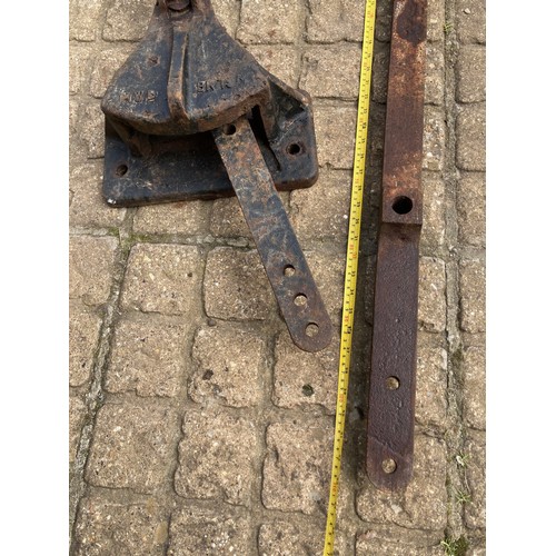 76 - Railwayana, large cast iron levered swith marked for BR

33 inches and 44 inches long

Collection on... 