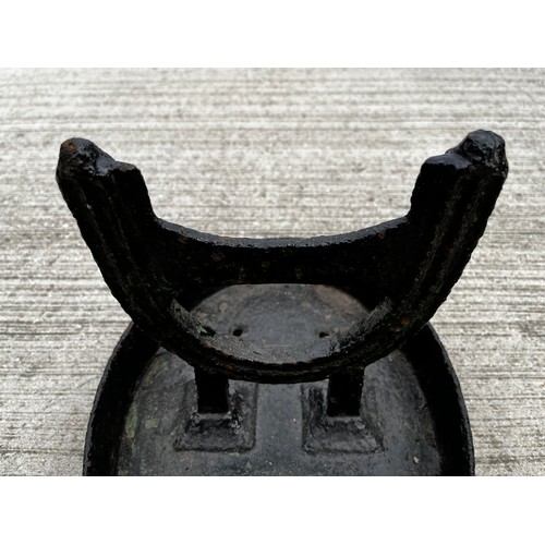 208 - C19th cast iron boot scrape of raised horseshoe form.

13.5 inches x 10 inches and 10.5 inches high
... 