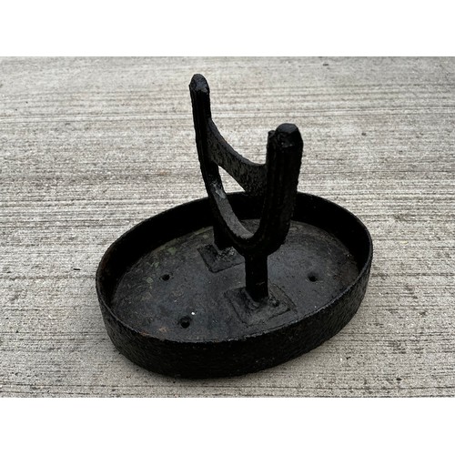 208 - C19th cast iron boot scrape of raised horseshoe form.

13.5 inches x 10 inches and 10.5 inches high
... 