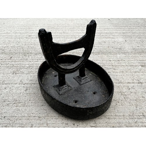 208 - C19th cast iron boot scrape of raised horseshoe form.

13.5 inches x 10 inches and 10.5 inches high
... 