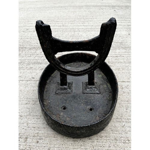 208 - C19th cast iron boot scrape of raised horseshoe form.

13.5 inches x 10 inches and 10.5 inches high
... 