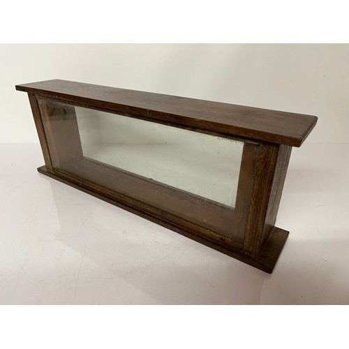 233 - Oak framed display cabinet 21 inches long x 7.5 high

This lot is available for in-house shipping