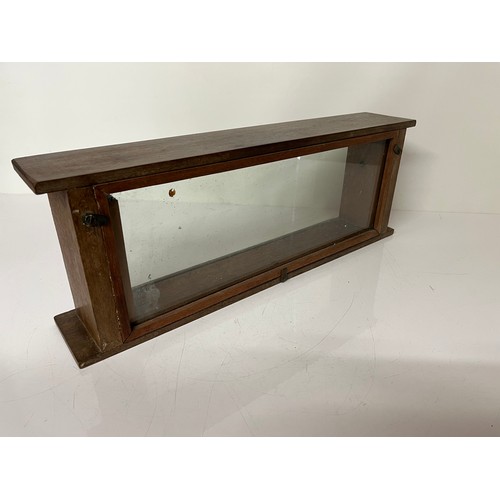 233 - Oak framed display cabinet 21 inches long x 7.5 high

This lot is available for in-house shipping